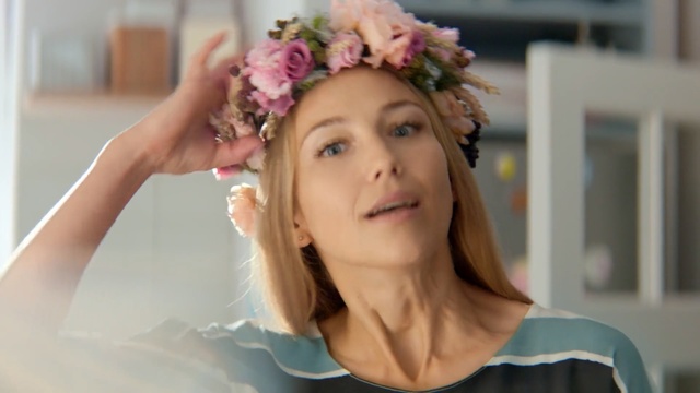 Video Reference: Hair, Headpiece, Skin, Beauty, Hair accessory, Hairstyle, Crown, Forehead, Fashion accessory, Headgear, Person