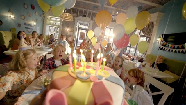 Video Reference: function hall, party, banquet, tableware, event, meal, fun, restaurant, brunch, Person