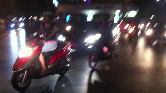 Video Reference: Motor vehicle, Automotive lighting, Headlamp, Light, Traffic, Vehicle, Night, Mode of transport, Automotive exterior, Lighting