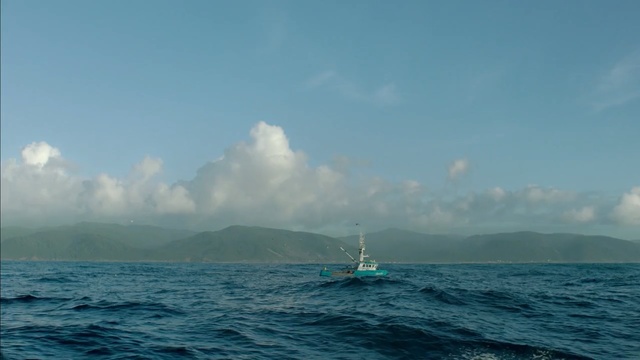 Video Reference: sea, ocean, sky, coastal and oceanic landforms, water, waterway, wind wave, calm, horizon, sailing