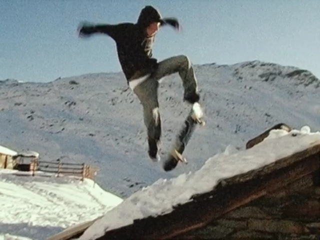 Video Reference: boardsport, geological phenomenon, snowboard, snow, snowboarding, extreme sport, winter sport, sky, piste, fun, Person