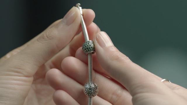 Video Reference: Finger, Hand, Jewellery, Fashion accessory, Bead, Jewelry making, Ear, Chain, Earrings, Nail