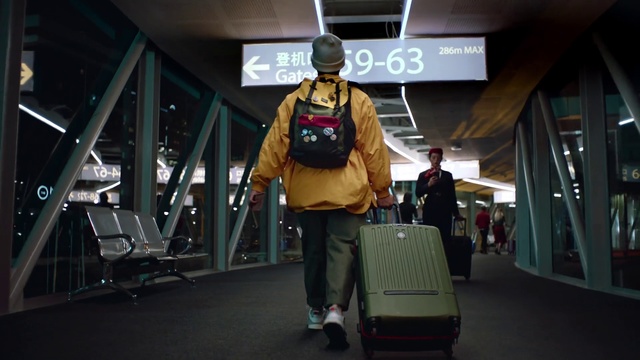 Video Reference: Standing, Transport, Snapshot, Shoulder, Fashion, Passenger, Mode of transport, Travel, Photography, Outerwear