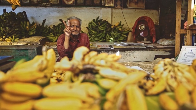 Video Reference: Banana, Banana family, Vegetable, Local food, Natural foods, Vegetarian food, Food, Cooking plantain, Shopkeeper, Selling