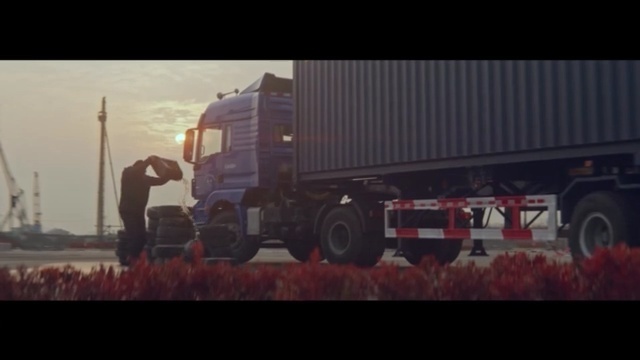 Video Reference: trailer, truck, trailer truck, transportation, vehicle, transport, cargo, motor vehicle, lorry, industry, heavy, road, freight, car, shipping, delivery, automobile, trucking, tractor, machine, wheel, driving, highway