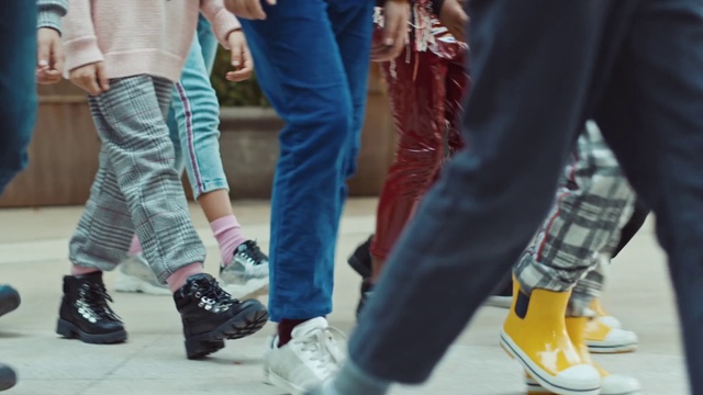 Video Reference: Footwear, Human leg, Leg, Jeans, Yellow, Shoe, Ankle, Calf, Knee, Street fashion