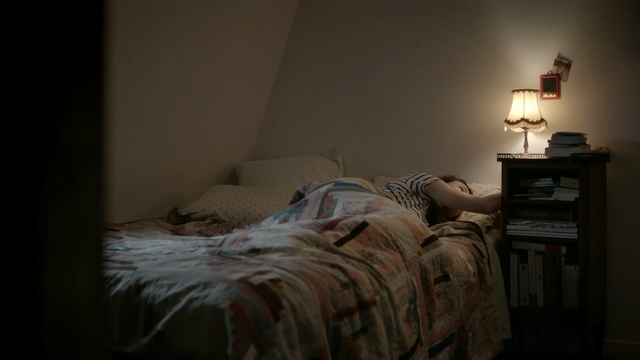 Video Reference: quilt, bedclothes, cloth covering, room, bedroom, interior, covering, bed, furniture, pillow, home, hotel, house, lamp