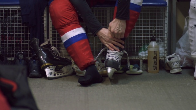 Video Reference: Footwear, Shoe, Leg, Human leg, Textile, Ankle, Knee