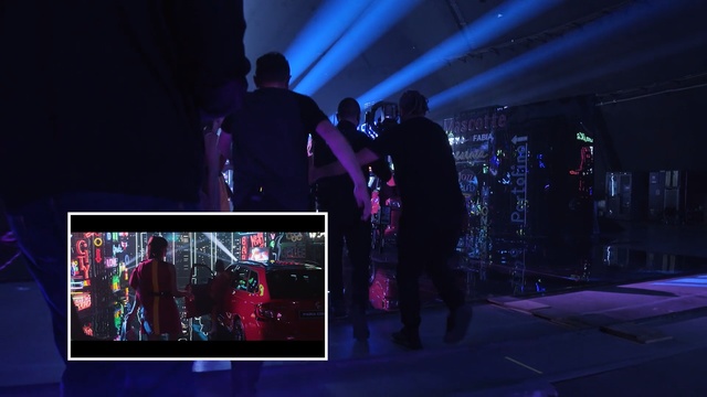 Video Reference: Performance, Entertainment, Blue, Stage, Purple, Event, Performing arts, Music, Magenta, Musical ensemble, Person
