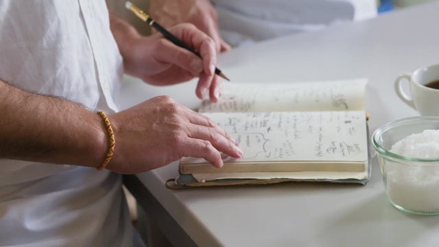 Video Reference: cuisine, finger, hand, food, Person