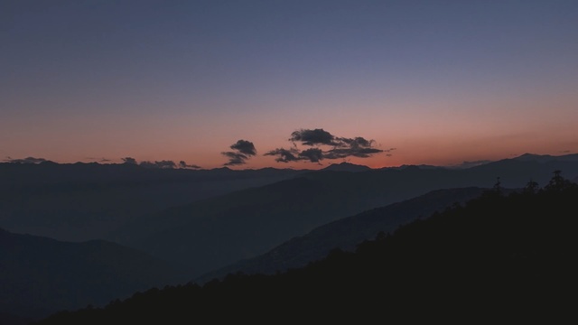 Video Reference: Sky, Atmospheric phenomenon, Cloud, Horizon, Sunrise, Mountain, Morning, Dusk, Mountainous landforms, Evening