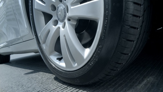 Video Reference: Alloy wheel, Tire, Wheel, Automotive tire, Rim, Auto part, Spoke, Vehicle, Synthetic rubber, Automotive wheel system