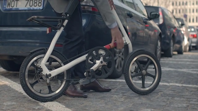 Video Reference: Land vehicle, Vehicle, Mode of transport, Bicycle wheel, Spoke, Motor vehicle, Transport, Bicycle, Wheel, Rim