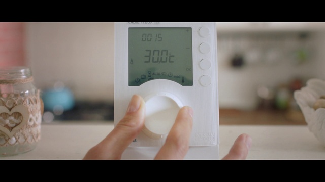 Video Reference: Electronics, Thermostat, Measuring instrument, Technology, Hand, Scale, Finger