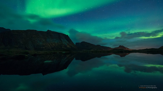 Video Reference: nature, aurora, atmosphere, sky, reflection, outer space, water, landscape, night, screenshot
