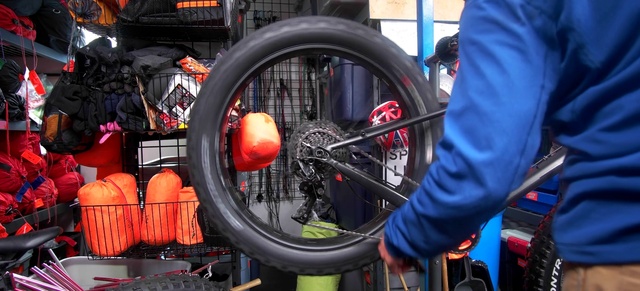 Video Reference: Tire, Automotive tire, Bicycle tire, Bicycle wheel, Vehicle, Spoke, Rim, Wheel, Auto part, Bicycle accessory