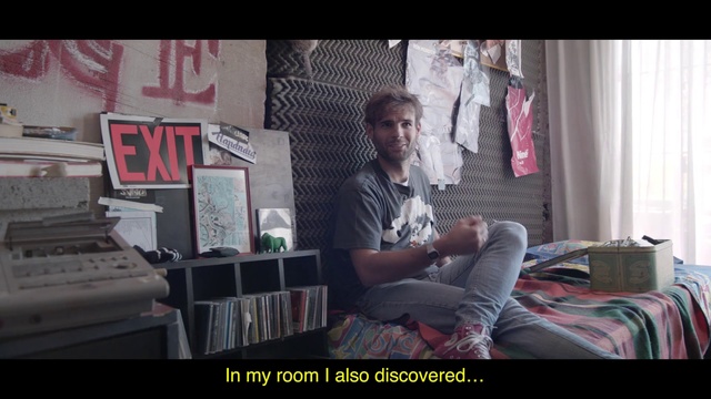 Video Reference: People, Sitting, Snapshot, Human, Leg, Textile, Muscle, Furniture, Room, Photo caption