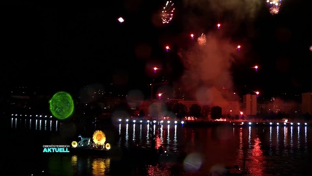 Video Reference: Fireworks, Night, Midnight, New year, Fête, Holiday, Event, Reflection, Darkness, Lighting