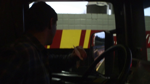 Video Reference: Motor vehicle, Mode of transport, Automotive design, Vehicle, Driving, Passenger, Truck driver, Bus driver, Automotive mirror, Photography