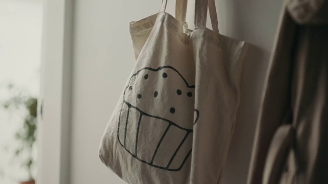 Video Reference: Bag, Design, Textile, Room, Interior design, Pattern, Curtain, Beige, Clothes hanger, Pattern