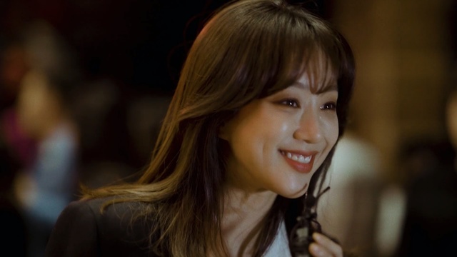 Video Reference: hair, human hair color, beauty, hairstyle, lady, girl, bangs, black hair, long hair, smile, Person