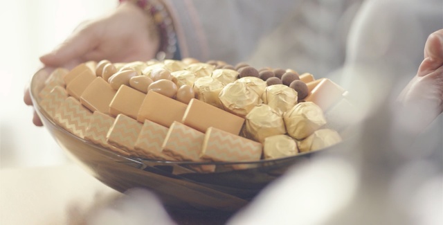 Video Reference: Food, Marshmallow, Sweetness, Chocolate, Wafer, Cuisine, Hand, Dish, Confectionery, Waffle