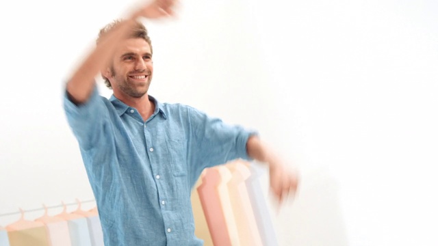 Video Reference: Shoulder, Sitting, Jeans, Gesture