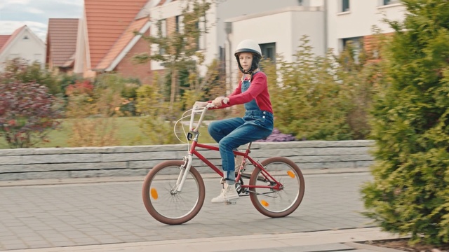 Video Reference: Land vehicle, Bicycle, Vehicle, Cycling, Bicycle wheel, Bicycle handlebar, Bicycle frame, Recreation, Outdoor recreation, Sports equipment, Person