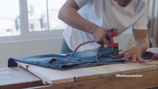 Video Reference: Hand, Technology, Flooring, Tile, T-shirt, Floor, Table