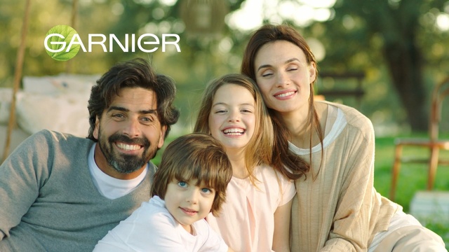 Video Reference: People, Facial expression, Social group, Friendship, Fun, Smile, Youth, Child, Male, Family taking photos together, Person