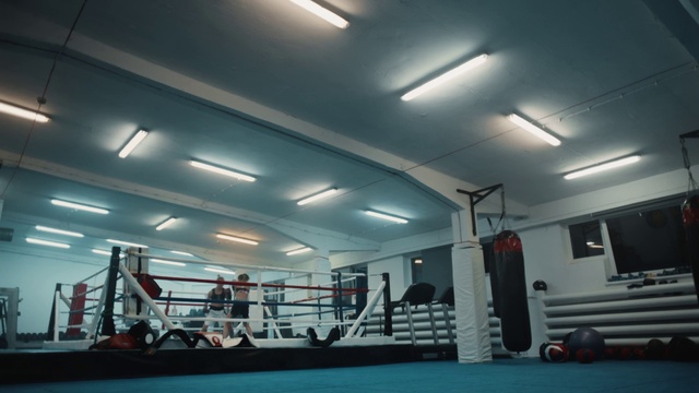 Video Reference: Lighting, Ceiling, Gym, Fluorescent lamp, Physical fitness, Sport venue, Leisure, Room, Sports, Contact sport