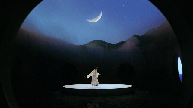 Video Reference: Moon, Sky, Light, Astronomical object, Atmosphere, Space, Performing arts, Moonlight, Event, Photography