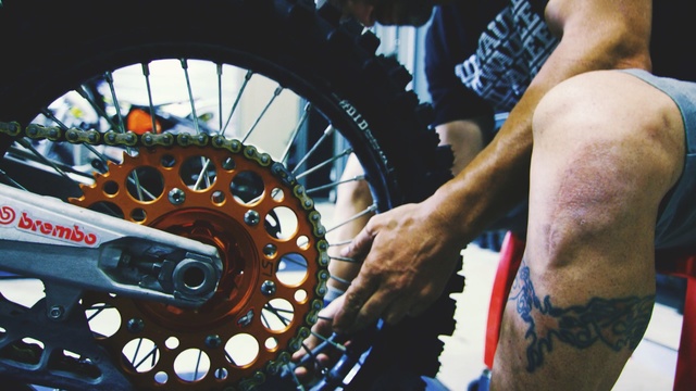 Video Reference: road bicycle, wheel, tire, bicycle part, bicycle, spoke, bicycle wheel, automotive tire, bicycle drivetrain part, arm