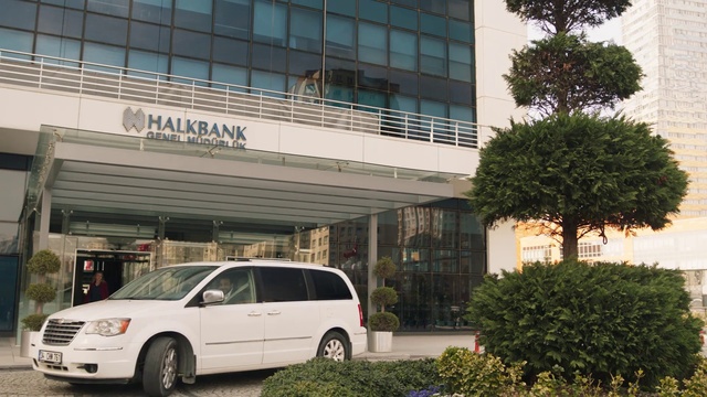 Video Reference: Land vehicle, Vehicle, Car, Minivan, Transport, Ford windstar, Luxury vehicle, Architecture, Ford freestar, Building