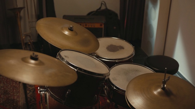 Video Reference: Drum, Musical instrument, Cymbal, Drums, Drumhead, Percussion, Hi-hat, Gong bass drum, Tom-tom drum, Idiophone