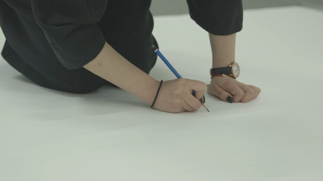 Video Reference: Footwear, Hand, Leg, Ankle, Joint, Shoe, Finger, Design, Fashion design, Flooring