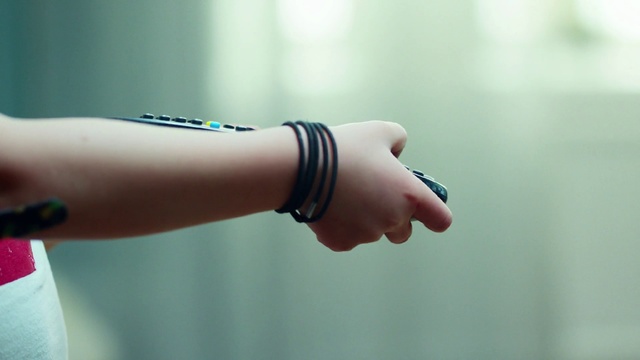 Video Reference: Finger, Blue, Arm, Hand, Skin, Turquoise, Wrist, Bracelet, Thumb, Elbow
