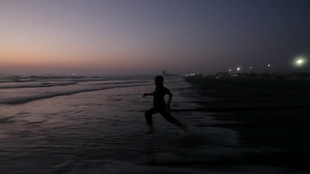 Video Reference: Sky, Sea, Water, Horizon, Ocean, Wave, Atmospheric phenomenon, Evening, Morning, Beach
