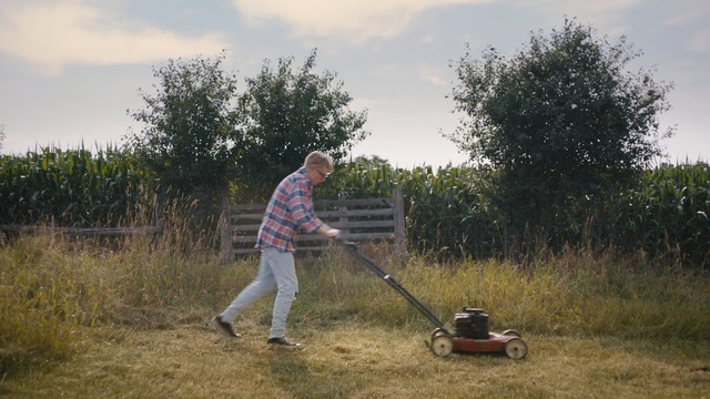 Video Reference: Edger, Grass, Vehicle, Lawn, Walk-behind mower, Soil, Gardener, Outdoor power equipment, Field, Mower