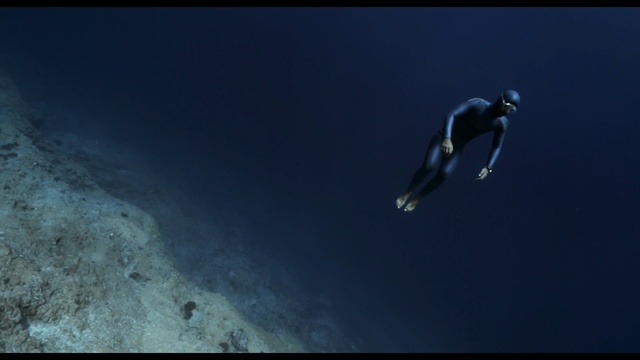 Video Reference: underwater diving, freediving, underwater, extreme sport, sky, atmosphere, water, diving, recreation, marine biology