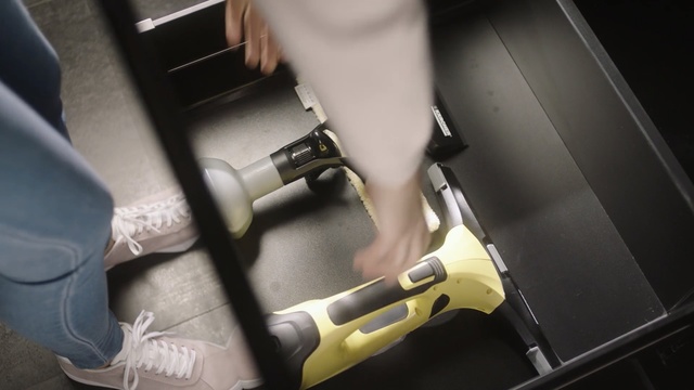 Video Reference: Auto part, Leg, Seat belt, Hand, Human leg