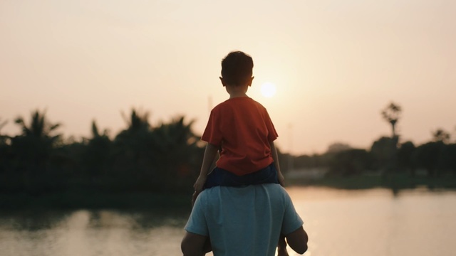 Video Reference: People in nature, Water, Sky, Shoulder, Atmospheric phenomenon, Standing, Morning, Joint, Human, Summer, Person