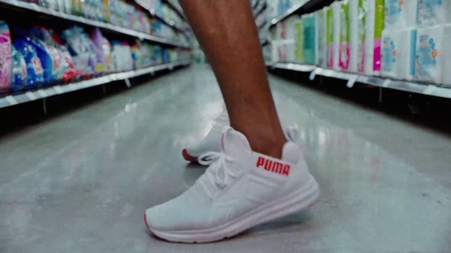 Video Reference: Shoe, Footwear, White, Human leg, Leg, Pink, Ankle, Outdoor shoe, Sneakers, Joint