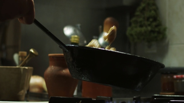 Video Reference: Cookware and bakeware, Wok