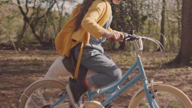 Video Reference: Bicycle, Bicycle wheel, Vehicle, Cycling, Bicycle accessory, Bicycle frame, Bicycle saddle, Bicycles--Equipment and supplies, Mountain bike, Bicycle part