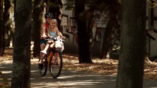 Video Reference: land vehicle, bicycle, cycling, road bicycle, tree, mountain bike, vehicle, sports equipment, path, recreation