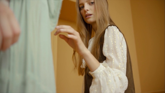 Video Reference: Hair, White, Long hair, Blond, Beauty, Hairstyle, Hair coloring, Lip, Layered hair, Brown hair