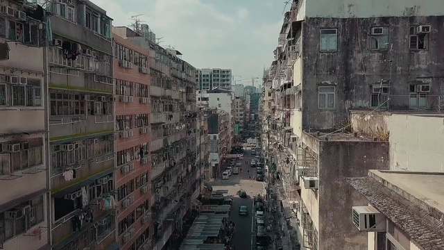 Video Reference: neighbourhood, urban area, city, town, building, residential area, metropolis, street, sky, facade