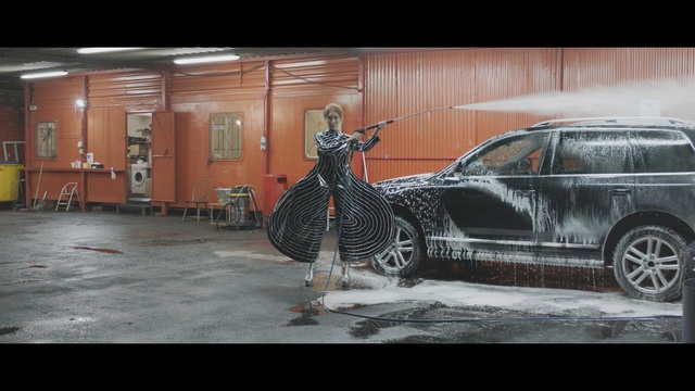 Video Reference: car, motor vehicle, vehicle, mode of transport, automotive design, sport utility vehicle, wheel, automotive wheel system, automotive exterior, range rover