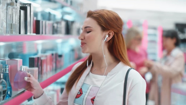 Video Reference: Hair, Skin, Beauty, Pink, Lip, Service, Blond, Customer, Long hair, Ear, Person, Woman, Building, Outdoor, Holding, Looking, Standing, Lady, Girl, Female, Red, City, Young, Phone, Table, Street, White, Wearing, Court, People, Man, Playing, Baseball, Bat, Player, Room, Game, Human face, Clothing, Fashion accessory, Brown hair, Fashion